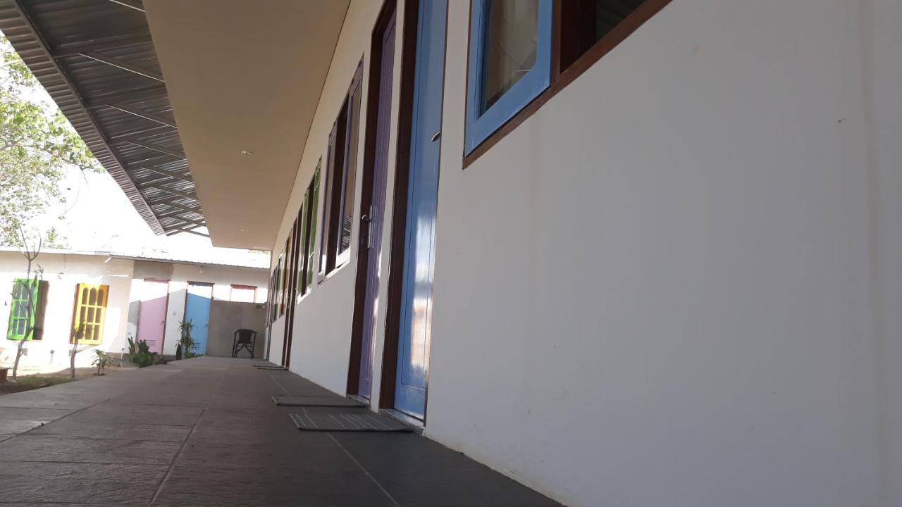 סקוטונג Bujang Lapuk Hostel מראה חיצוני תמונה